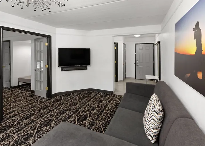 La Quinta Inn & Suites By Wyndham Houston Bush Iah South