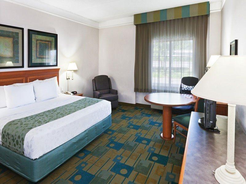 La Quinta & By Wyndham Bush Iah South Houston